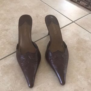 Pointy toe, kitten heal mule shoes